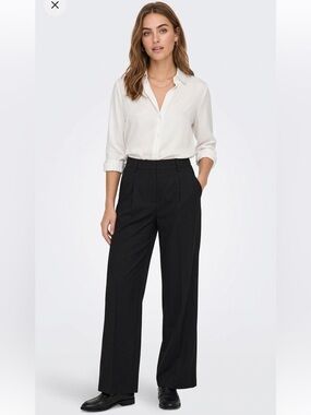 New H&M Black Highrise Wide-Leg Pleated Trousers Pants Size 2